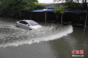 广西柳州遭暴雨侵袭 全城多路段内涝